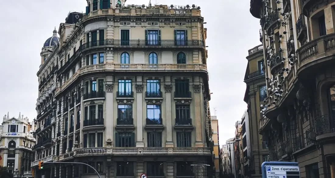 Edificio modernista del Eixample de Barcelona donde tiene su sede un despacho de abogados pequeño